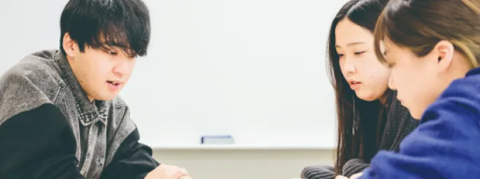 グループで話し合いをする学生たち