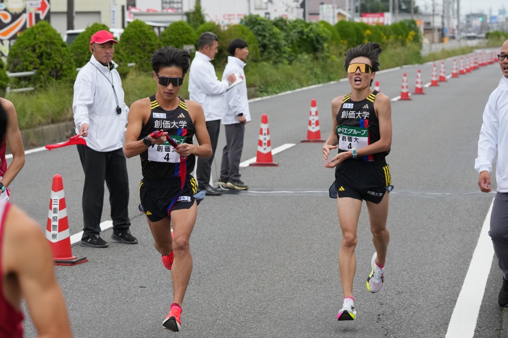 ５区の衣川選手から６区の榎木選手へ