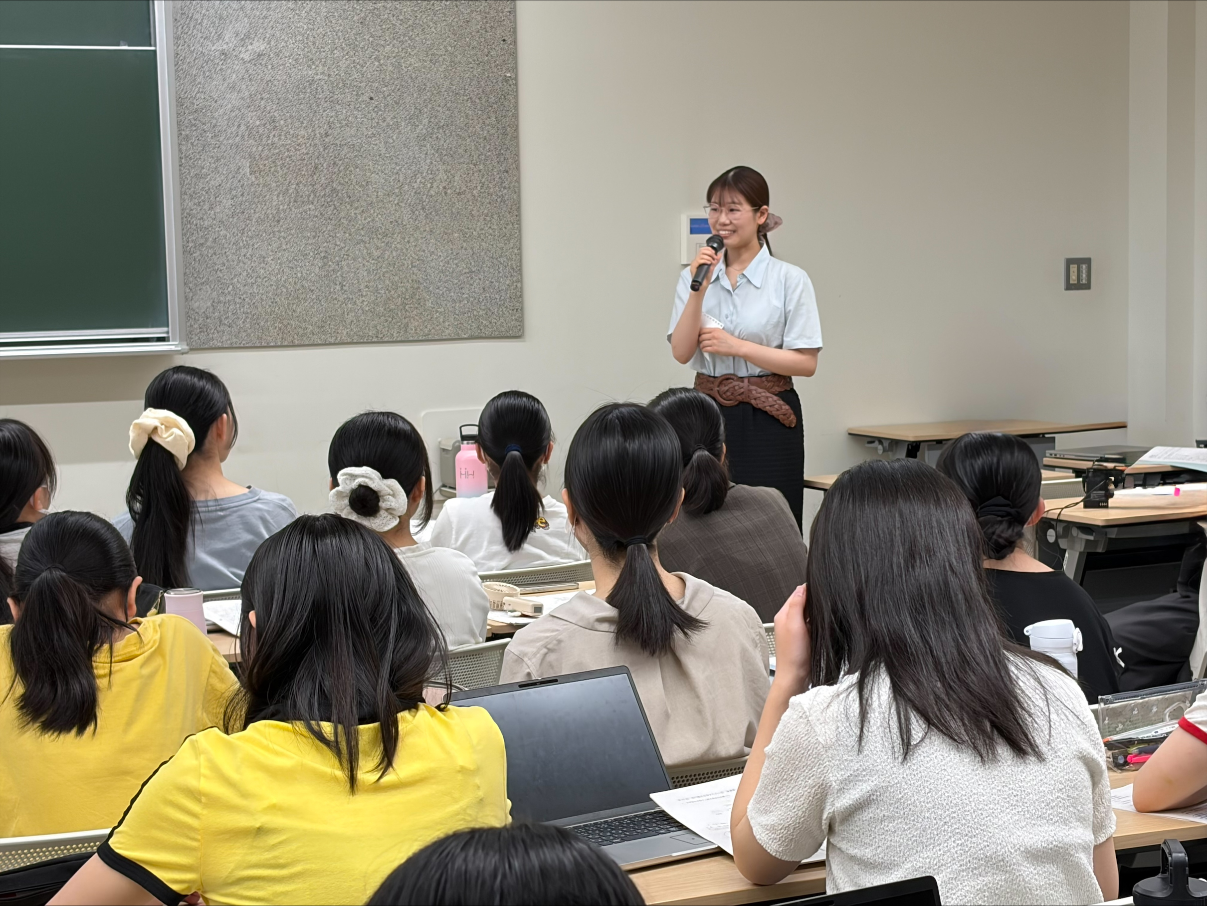 【授業紹介】1年生「キャリアデザイン基礎」で卒業生による講演を開催しました！