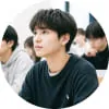 講義で真剣な表情で前を見つめる学生