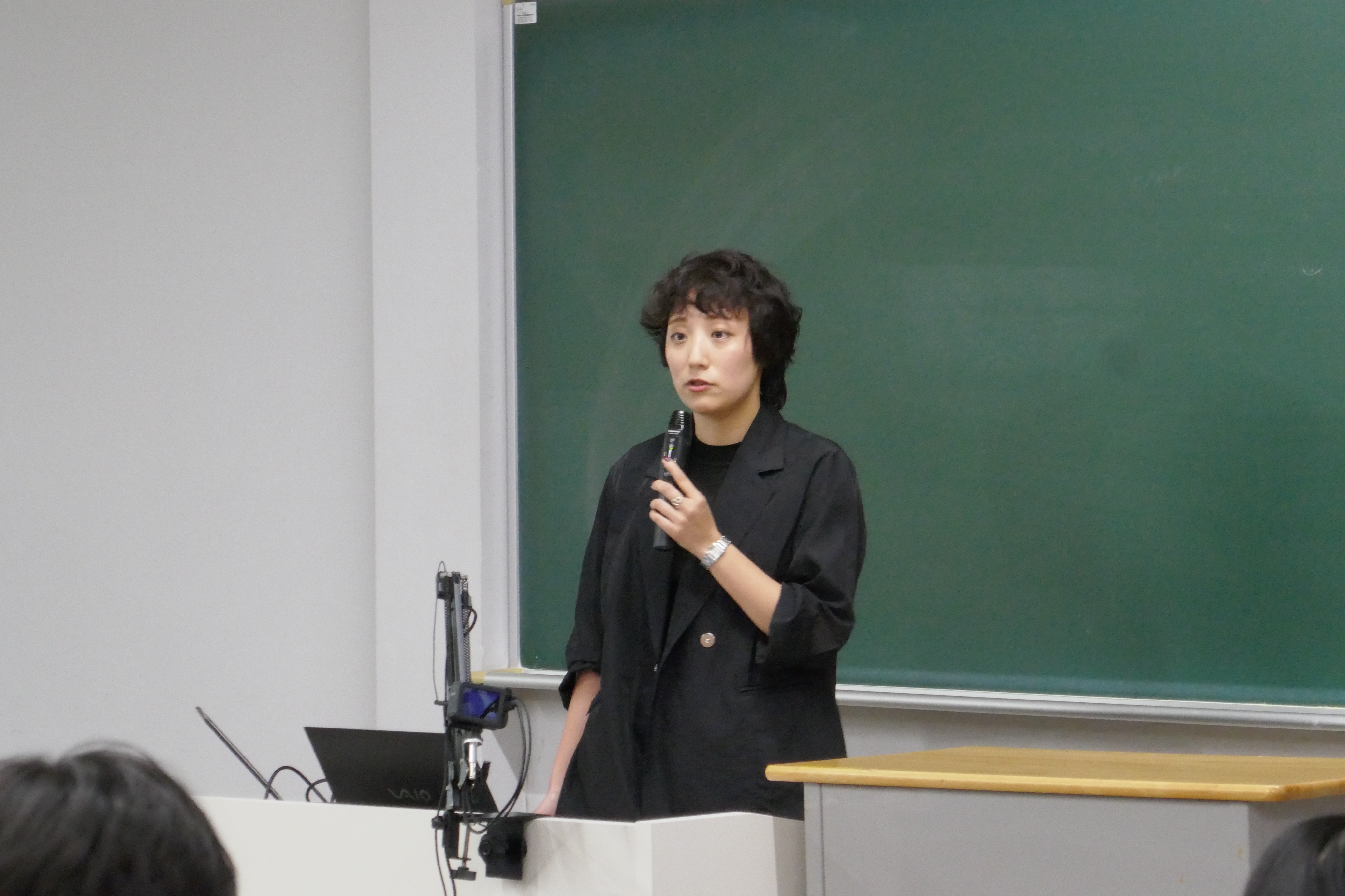 法学部「地球平和共生チュートリアル」の授業で国連難民高等弁務官（UNHCR）駐日事務所の葛西伶氏が講演！