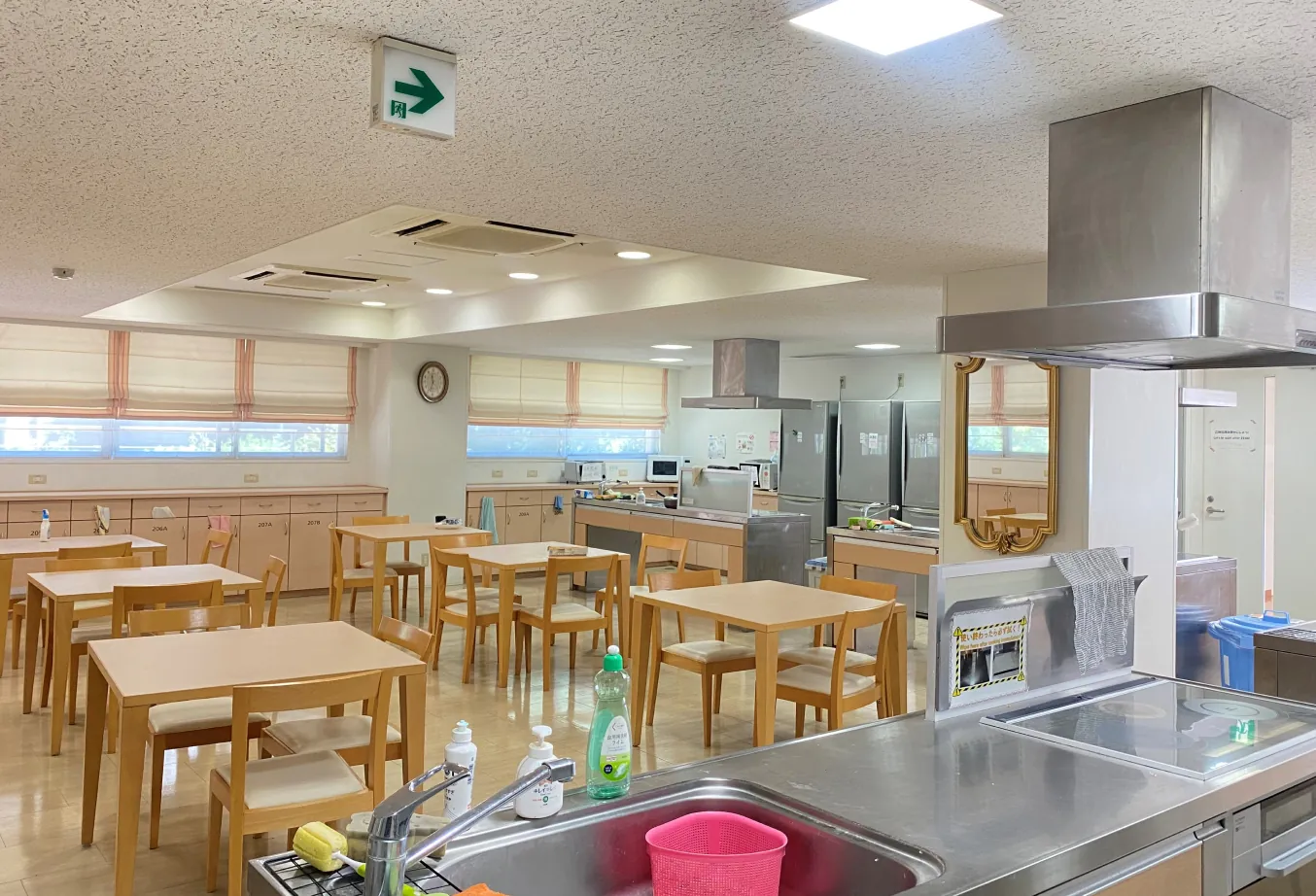 テーブルの並んだ綺麗な食堂