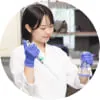 実験でピペットを操作する学生