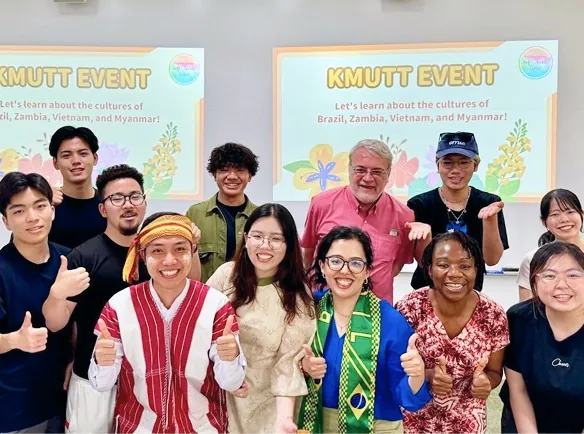 多国籍な学生たちのグループ写真