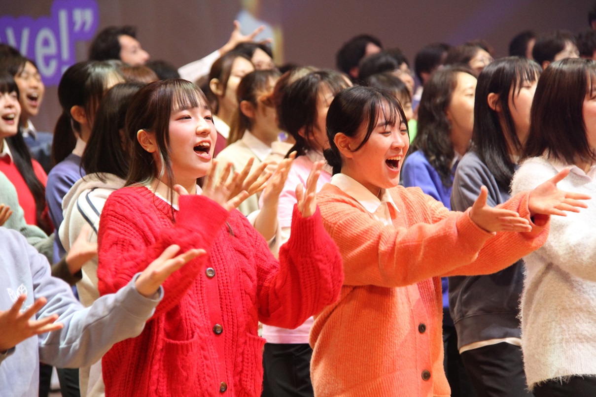 創価大学ヴォーカルグループと学生代表による歓迎の合唱