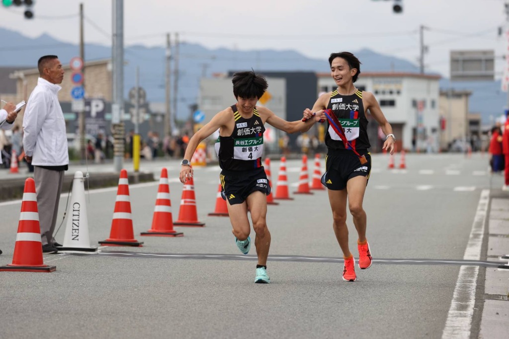 ７区の野沢選手から８区の山口選手へ
