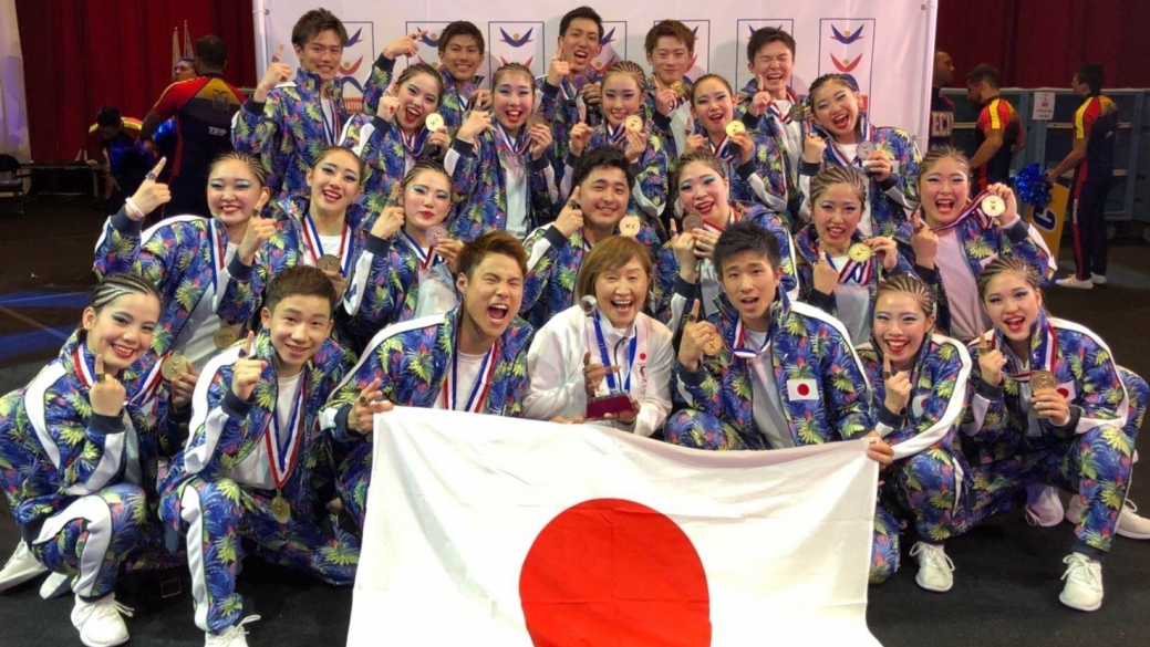 世界大会表彰式後にダンスチームのメンバー・コーチと(2列目の左から2番目)