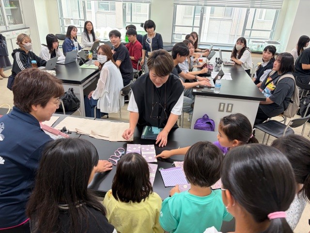 八王子市立上壱分方小学校にじいろ学級の児童と保護者の皆さまが教育学部の授業を参観しました