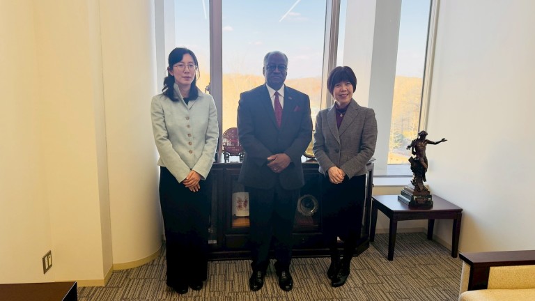 マラウイ共和国のクワチャ・チシザ駐日大使が来学しました