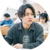 講義室で真剣に授業を受ける学生