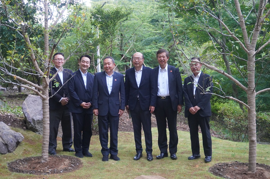 北京大鸞翔宇慈善基金会の沈清理事長が来学され、植樹式が行われました