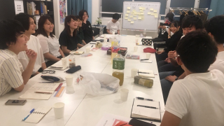 自然と笑顔がこぼれる「語り場」の参加者。