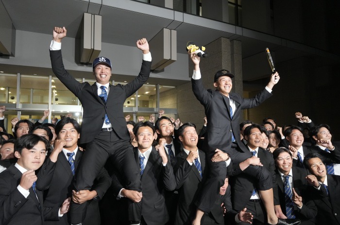 Masahiro Tateishi of our university's baseball team was selected by the Hanshin Tigers, and pitcher Taiyo Yamazaki was selected by the Tokyo Yakult Swallows.