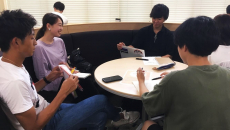 学内での打ち合わせの様子。