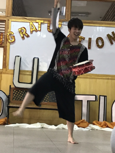 留学中に披露したエイサー