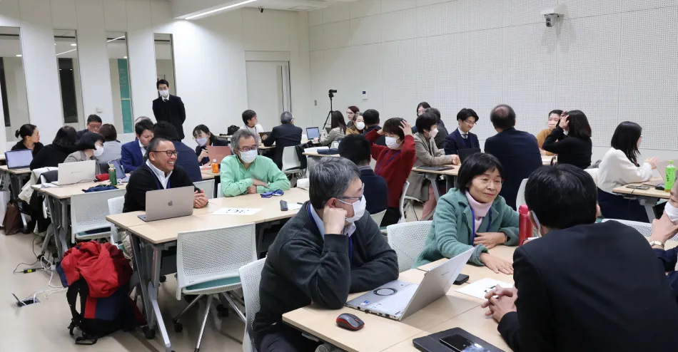 セミナー室でグループに分かれてディスカッションを行う学生と教員