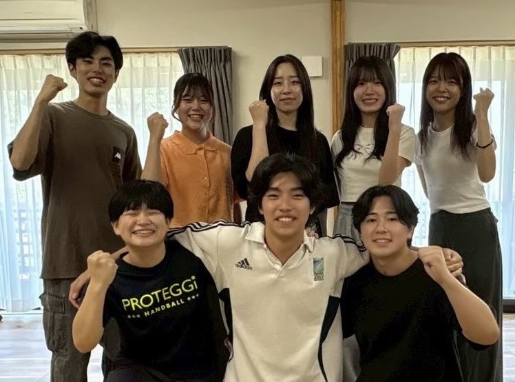 チームメンバーと支援する先輩の集合写真