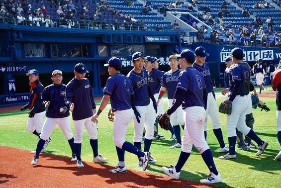 ナインを迎え入れるベンチ