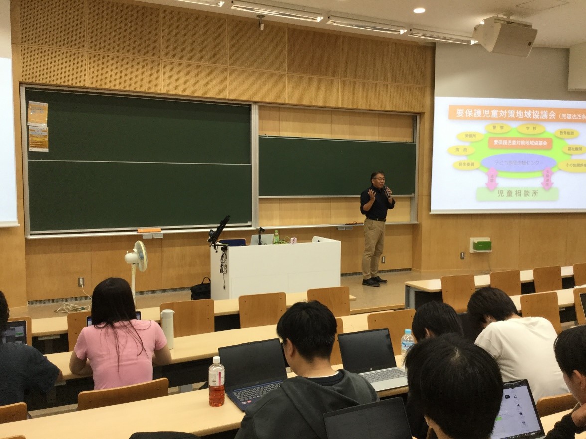 児童教育学科の授業で子ども家庭支援センターの元職員をお招きしました