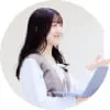 ノートパソコンを持ち案内をする学生