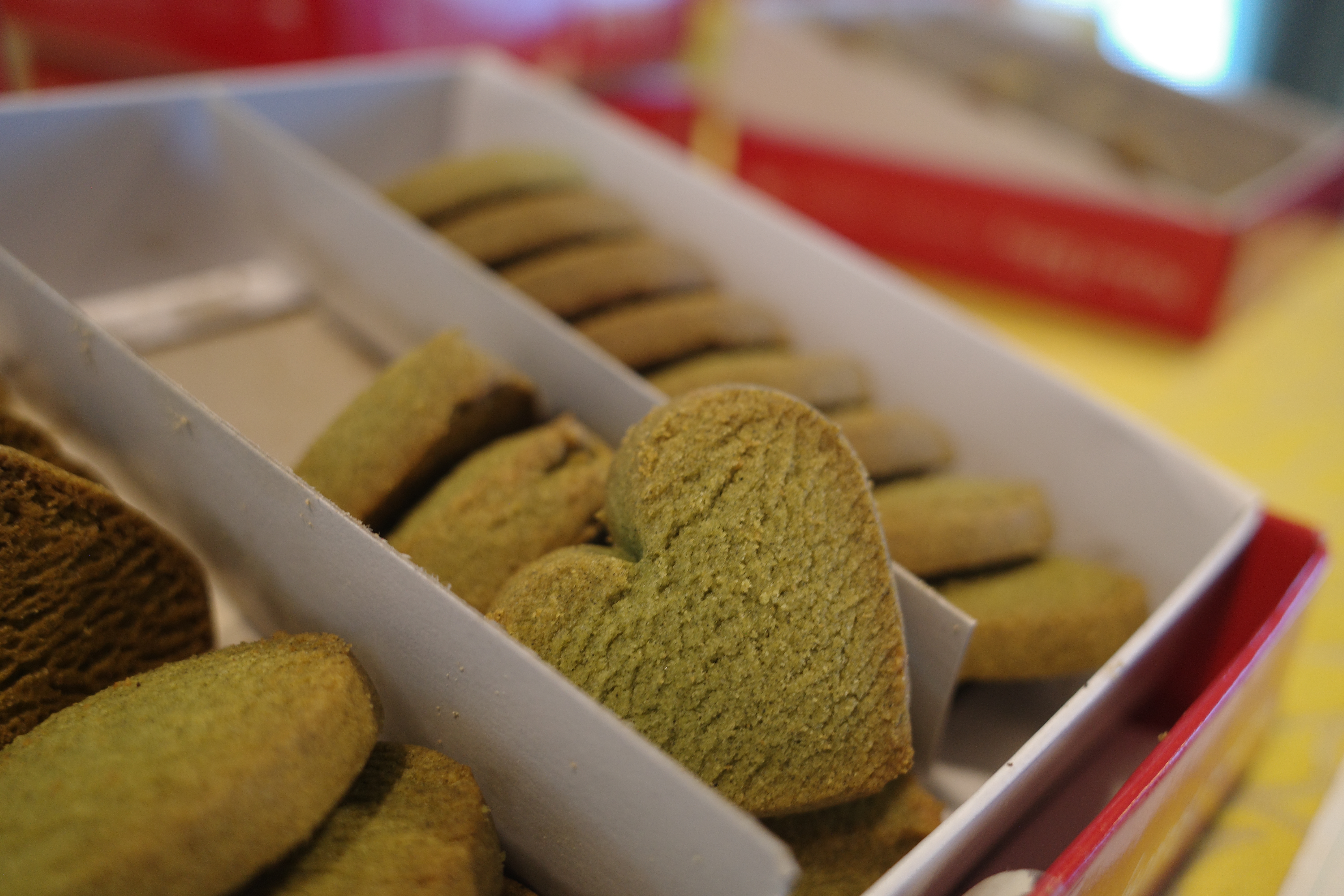 箱に入ったハート形の緑色のクッキー