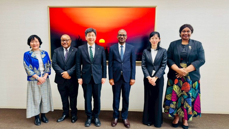 タンザニア連合共和国のアンダーソン・G・ムタテンブワ大使が来学しました