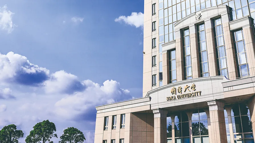 創価大学の建物と青空
