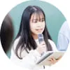 マイクを持ち発表する学生