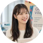 横を見て微笑む女子学生