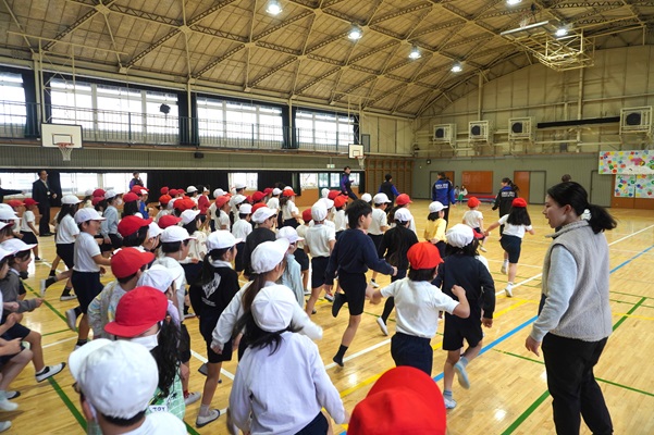 本学駅伝部員らが八王子市立楢原小学校の「陸上教室」で講師を務めました