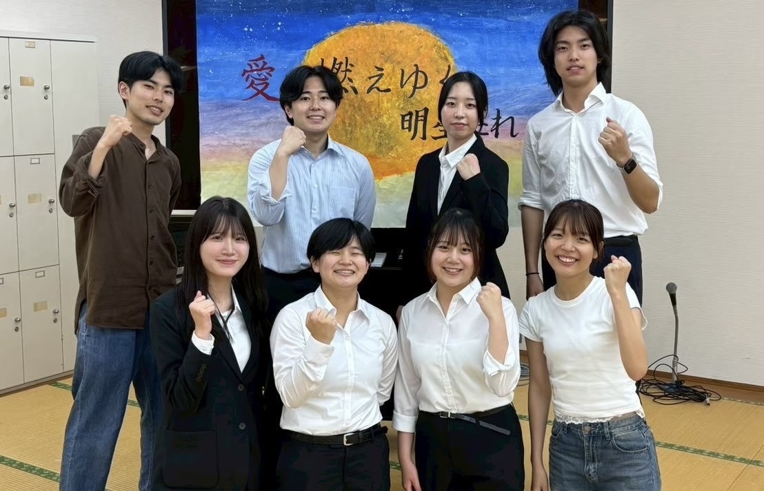 チームメンバーと支援する先輩の集合写真