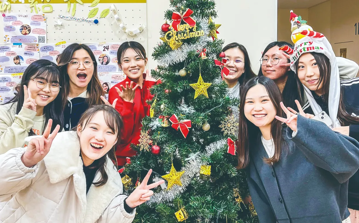 クリスマスツリーを囲む女性たち