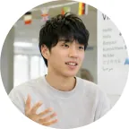 説明をする笑顔の男子学生