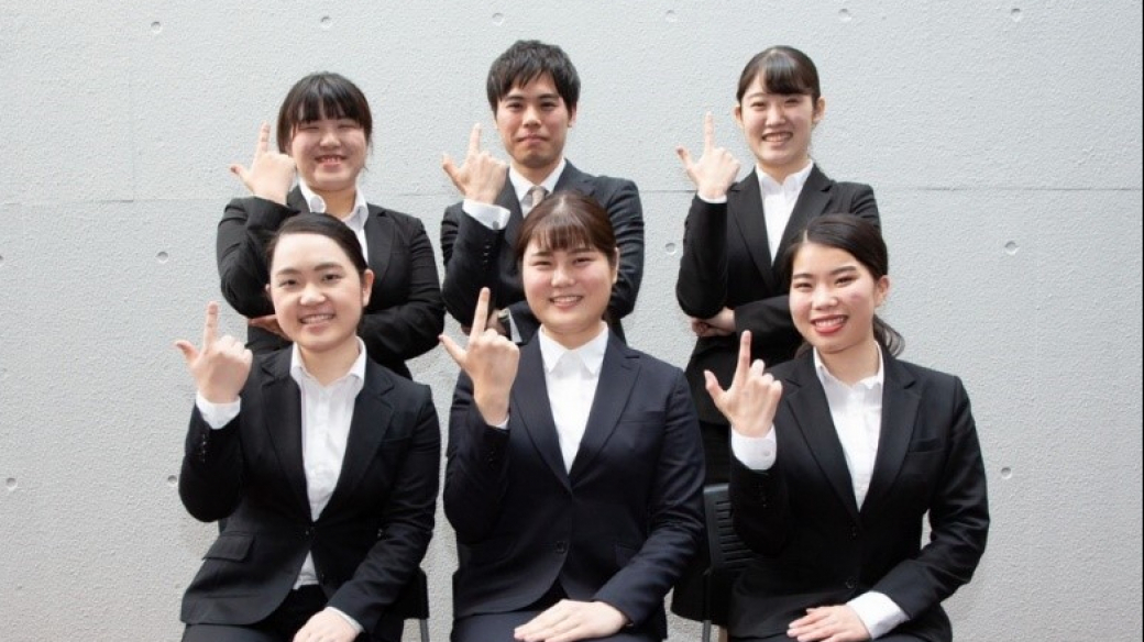 安田ゼミ「OMNIBUS」として、第59回インナー大会本選出場を果たした時の写真(前列中央が高山さん)