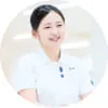白衣を着て笑顔で話す学生