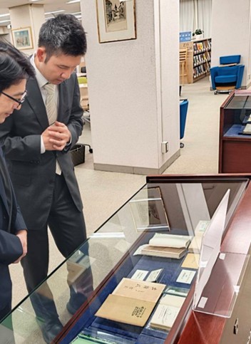 哲学者・和辻哲郎の曾孫・和辻龍氏らが「哲学系・カント貴重書コレクション展」を見学