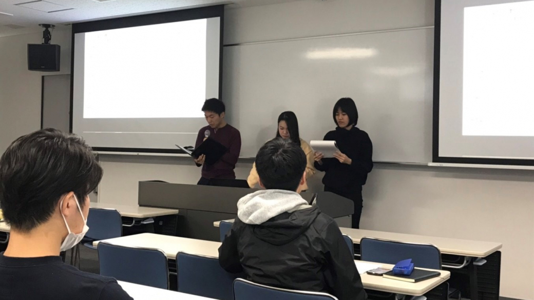 ゼミで合同研究発表会を行った際の写真(1番右が脇さん)