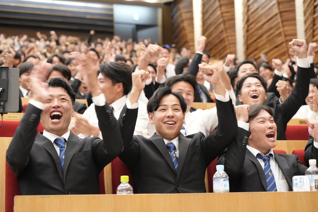指名の瞬間を喜び合う硬式野球部員