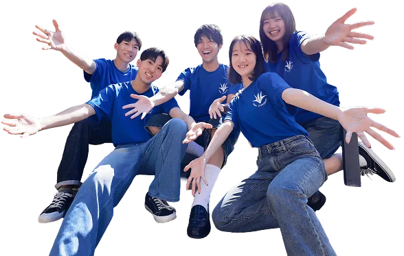 両手を広げて笑顔を見せる青いTシャツの学生たち