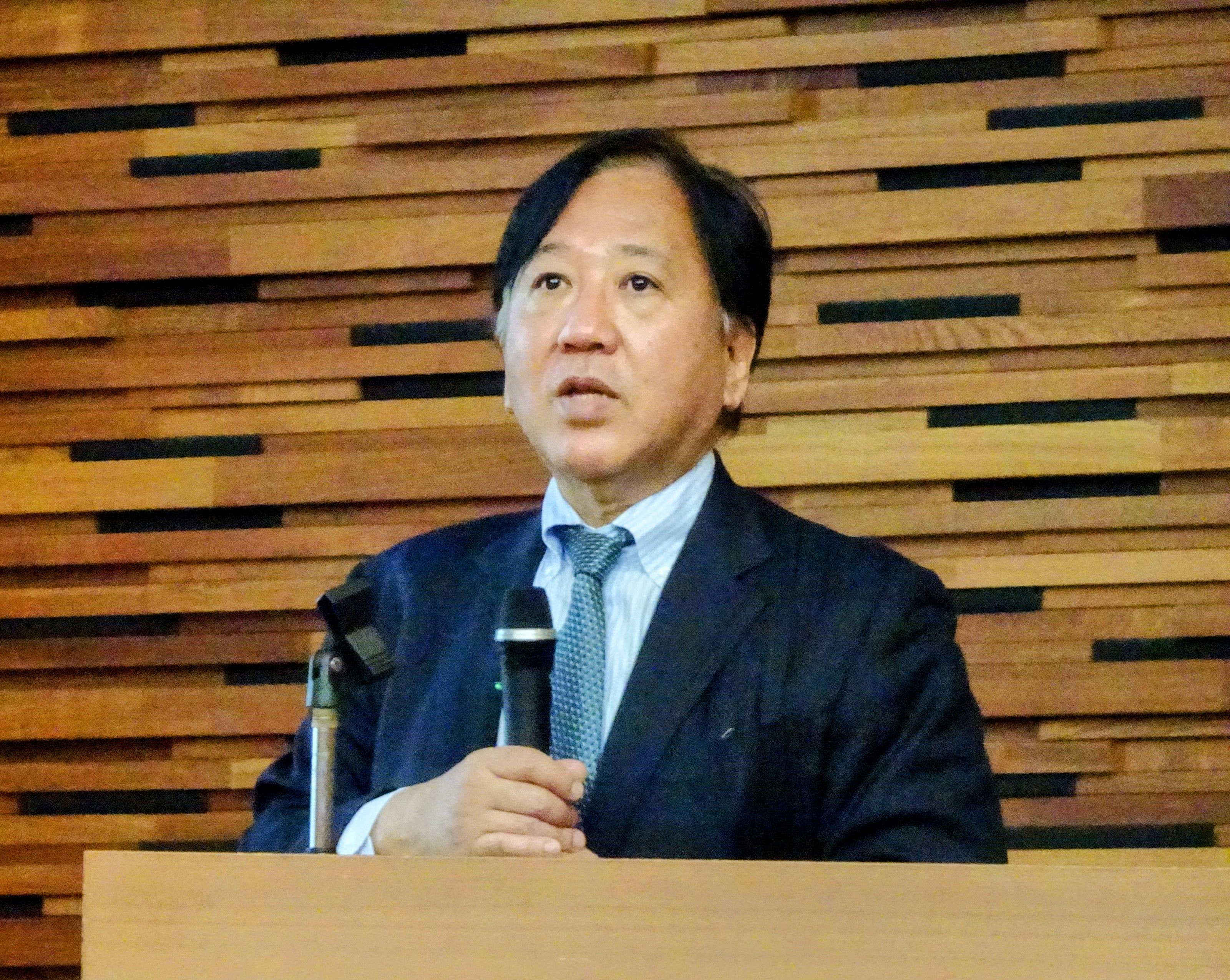 広島・長崎講座で広島平和文化センター香川剛廣理事長が講演されました