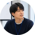 横を見て話す男子学生