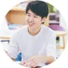 笑顔で会話をする学生