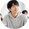講義に集中して前を見つめる若い笑顔の男性