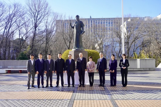 ウズベキスタン大使が本学に設置されているナワイー像に献花しました