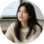 授業中に前を見つめる女子学生