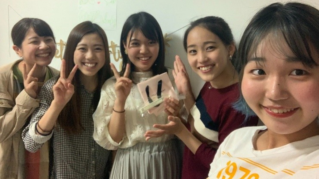 触発し合える最高の友人たちと(真ん中が宮下さん)