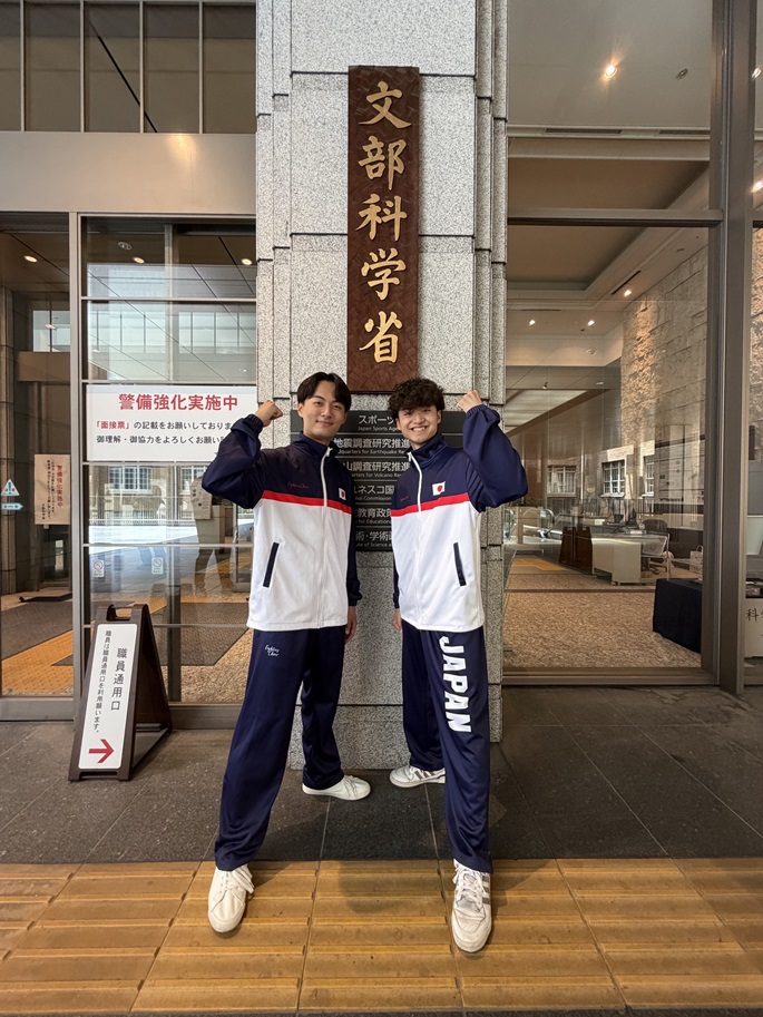 本学の在学生および卒業生がチアダンス世界大会の代表として河合純一スポーツ庁長官を表敬訪問しました