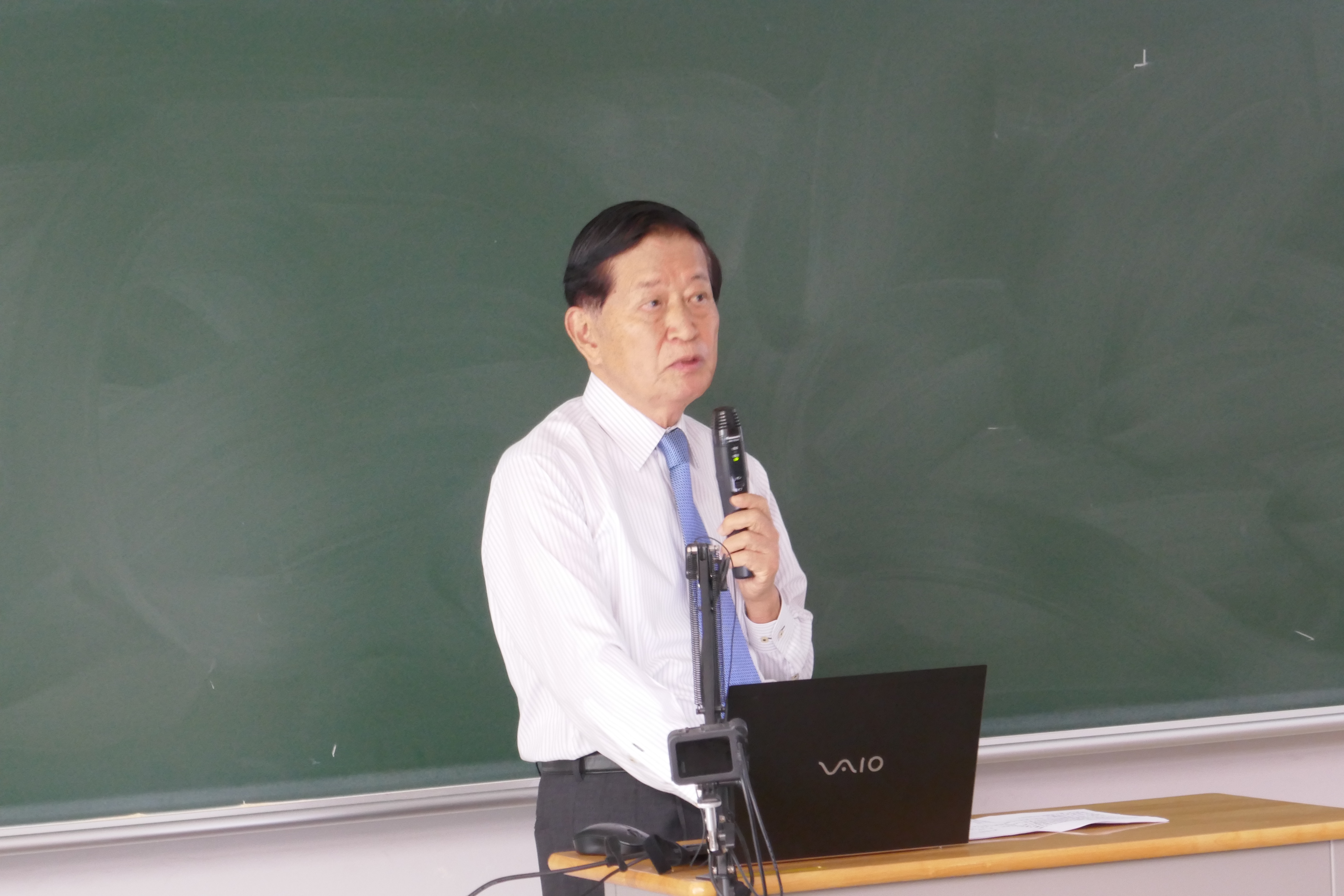 法学部「地球平和共生ワークショップ」の授業で国連事務総長特別顧問である高須幸雄氏（元国連大使、元国連事務次長）が講演されました