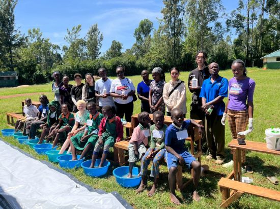 本学学生らがケニアでスナノミ症対策プロジェクトを実施 — 治療と環境改善を実現