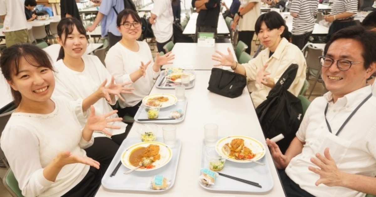 食堂サービスデー」として学内の各食堂でカツカレーを提供しました
